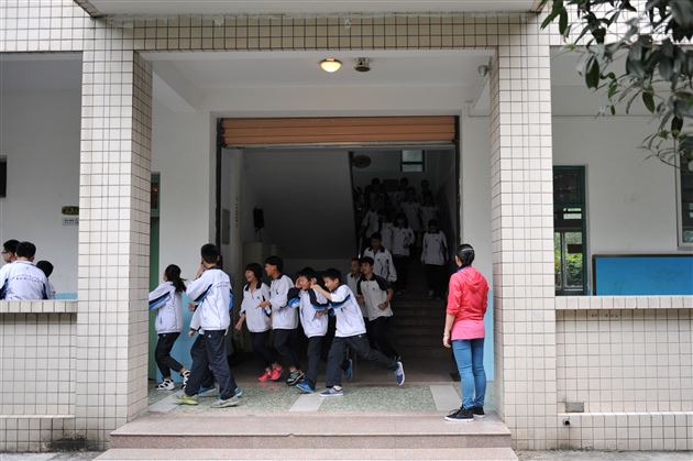 增强逃生技能，构建平安校园——棠外初中部开展师生应急逃生演练