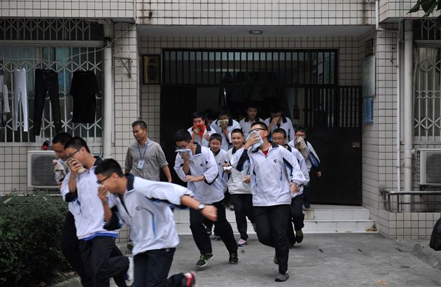 增强逃生技能，构建平安校园——棠外初中部开展师生应急逃生演练