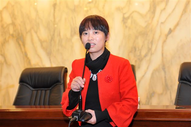 成都市石室中学初中学校的德育主任张秀辉代表组内发言