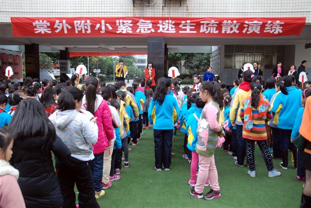 生命第一 安全第一——棠外附小成功举行午休寝室紧急逃生疏散演练