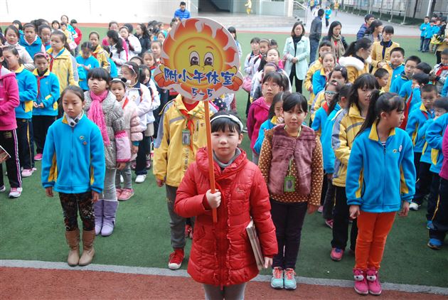 生命第一 安全第一——棠外附小成功举行午休寝室紧急逃生疏散演练