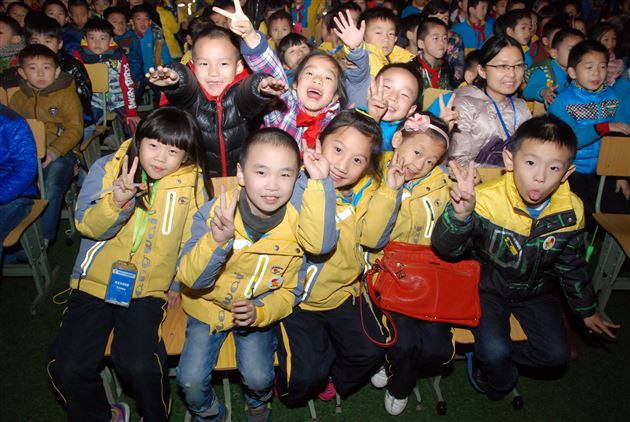 棠外附小组织师生观看“坝坝电影”