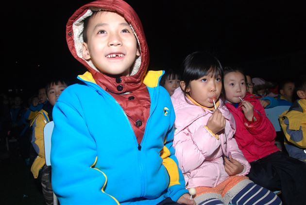 棠外附小组织师生观看“坝坝电影”