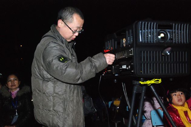 棠外附小组织师生观看“坝坝电影”