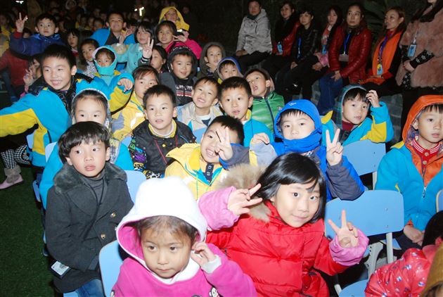 棠外附小组织师生观看“坝坝电影”