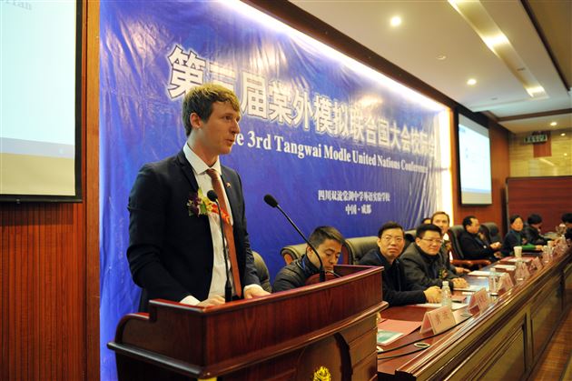 模拟联合国 学生外交官尽显“大国风范”——第三届模拟联合国校际会（成都）在棠外举办