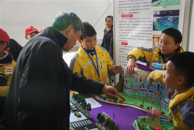 棠外附小学生参加成都市第30届英特尔青少年科技创新大赛