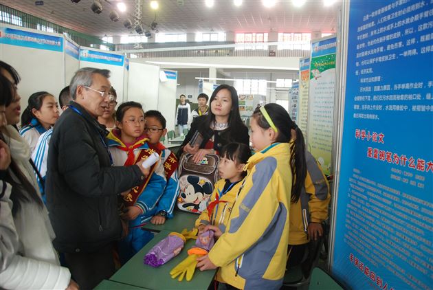 棠外附小学生参加成都市第30届英特尔青少年科技创新大赛