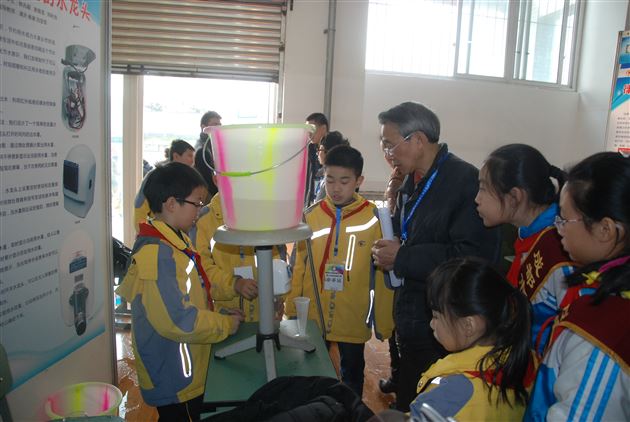 棠外附小学生参加成都市第30届英特尔青少年科技创新大赛