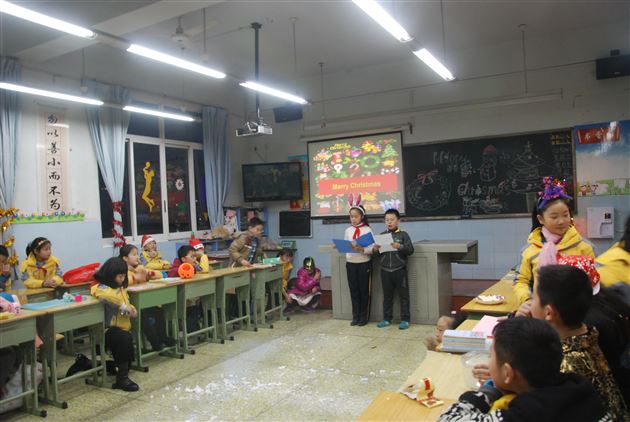 快乐的节日　欢乐的海洋——记棠外附小师生家长欢聚一堂庆“圣诞、元旦”会