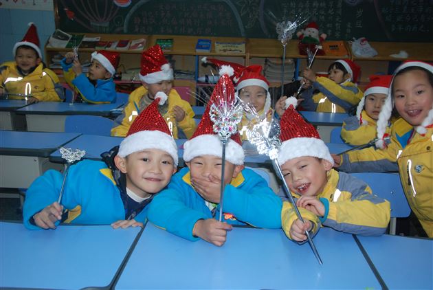快乐的节日　欢乐的海洋——记棠外附小师生家长欢聚一堂庆“圣诞、元旦”会