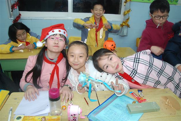 快乐的节日　欢乐的海洋——记棠外附小师生家长欢聚一堂庆“圣诞、元旦”会