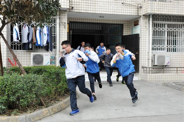 棠外开展火灾逃生应急疏散演练