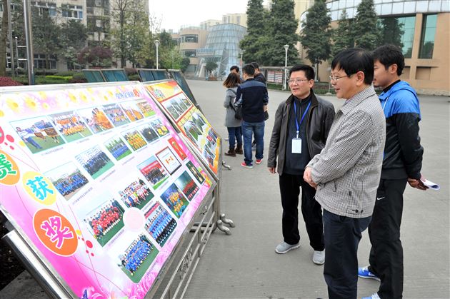 成都市教育局副局长姚凯莅临棠外视察指导足球项目相关工作