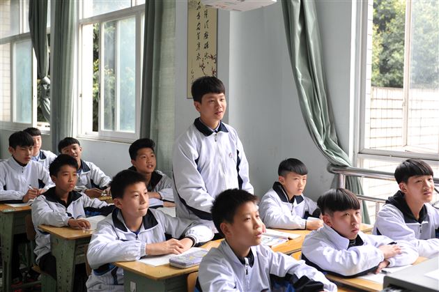 CCTV5采访足球班上课