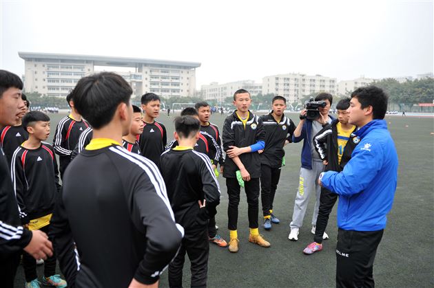 CCTV5采访足球班训练