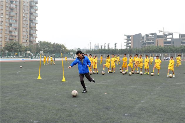 CCTV5采访足球班训练