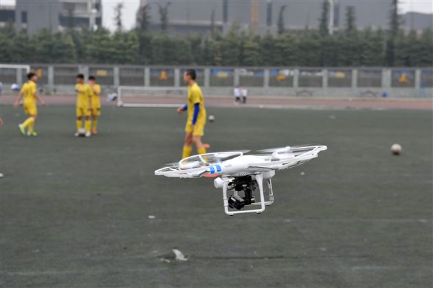 CCTV5采访足球班（无人机遥控拍摄）