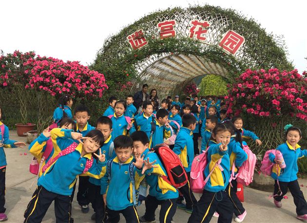 探寻春之迹，花舞人间游——记棠外附小二、三年级社会实践活动