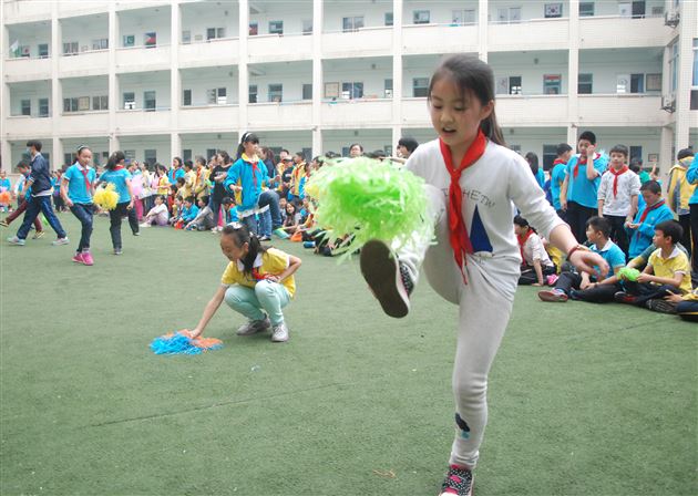 棠外附小举行踢毽子比赛