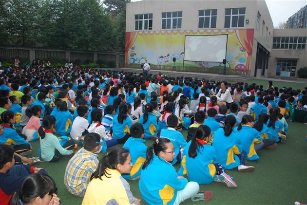 开演啦——棠外附小组织师生观看“坝坝电影”