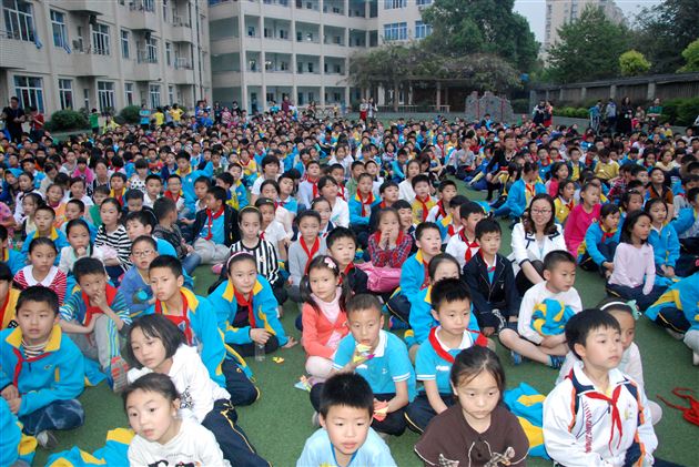 开演啦——棠外附小组织师生观看“坝坝电影”