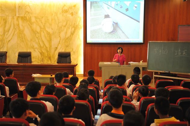 棠外初中部第三轮修身班会课研讨培训活动拉开序幕