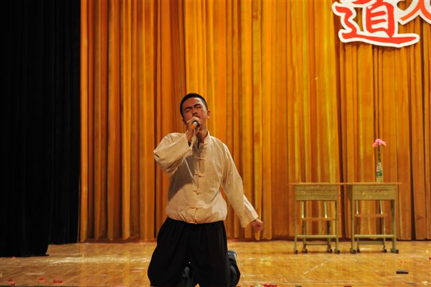 道人间情态 呈一台妙境——记棠外高2013级话剧展演活动