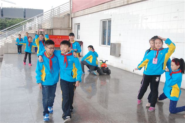 棠外附小值周班级学生参加校内实践活动（一）