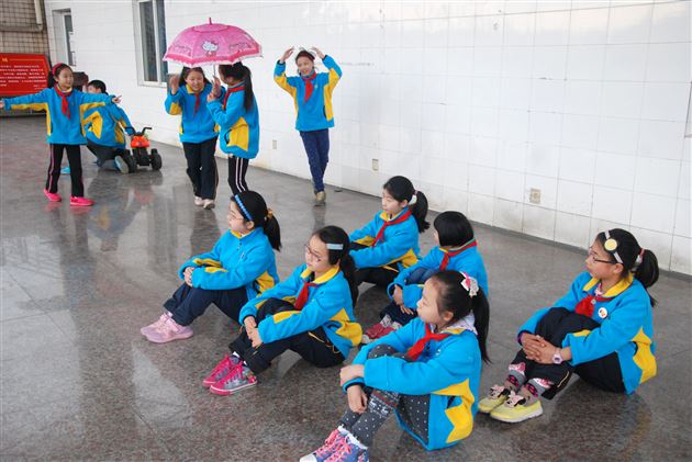 棠外附小值周班级学生参加校内实践活动（一）