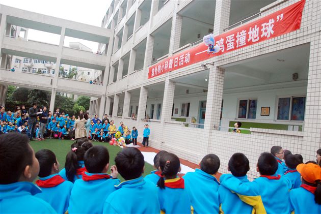 “鸡蛋又撞地球啦”—棠外附小举行科技活动比赛