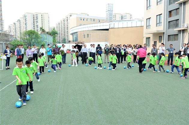 全国青少年校园足球行政管理人员和校长培训班学员来棠外参观学习