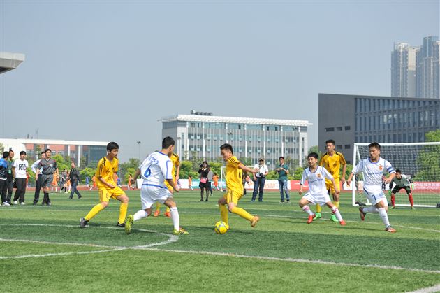 棠外参加“‘运动成都’2015年成都市城市足球联赛暨校园足球总决赛”首战告捷