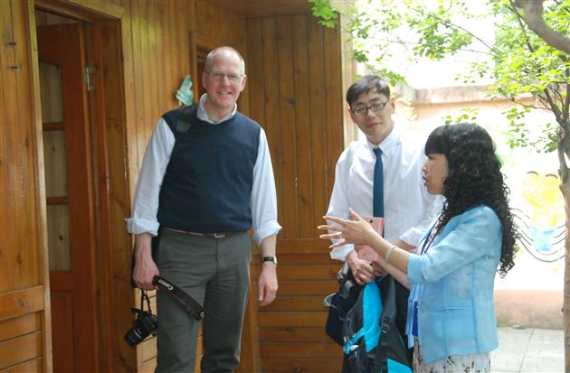 美国纽约坦不里克学院的专家们到棠外附小交流访问