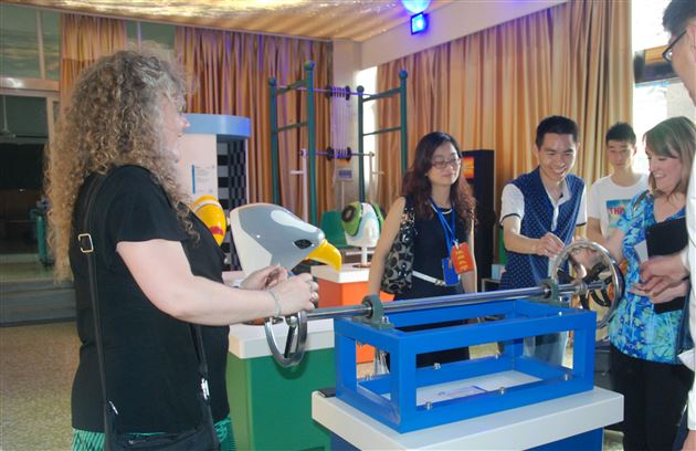 美国纽约坦不里克学院的专家们到棠外附小交流访问