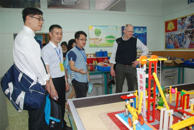 美国纽约坦不里克学院的专家们到棠外附小交流访问