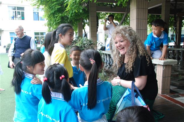 美国纽约坦不里克学院的专家们到棠外附小交流访问