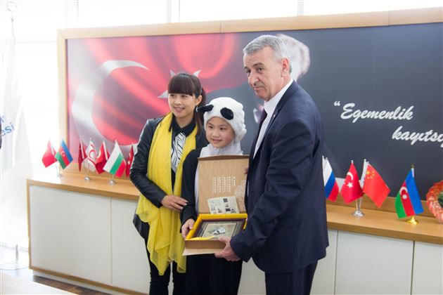 区长接见代表团师生并互赠礼物