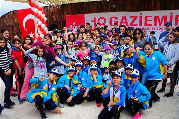 野餐斗舞后与罗马尼亚代表团合影