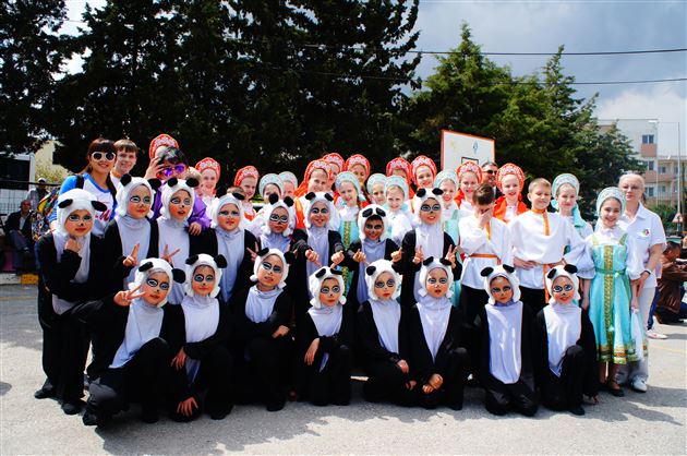 演出后与俄罗斯代表团合影