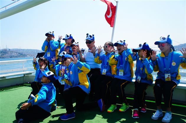 在伊斯坦布尔游轮上表演“功夫熊猫”