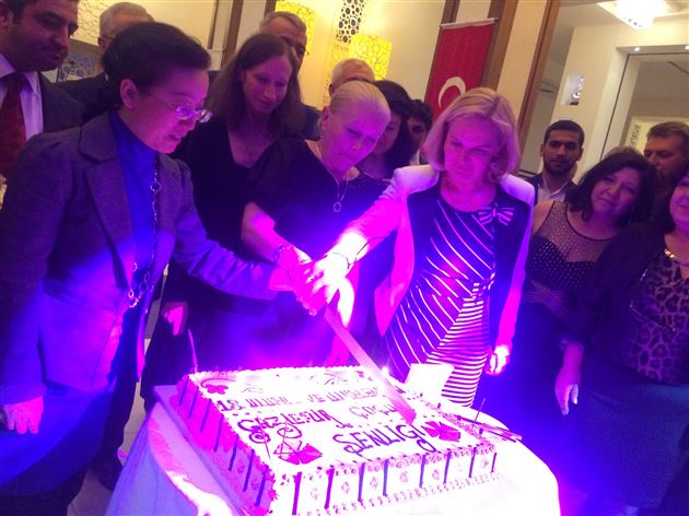 闭幕仪式上我校苏校长与俄罗斯代表团共同切开“国际儿童节”蛋糕