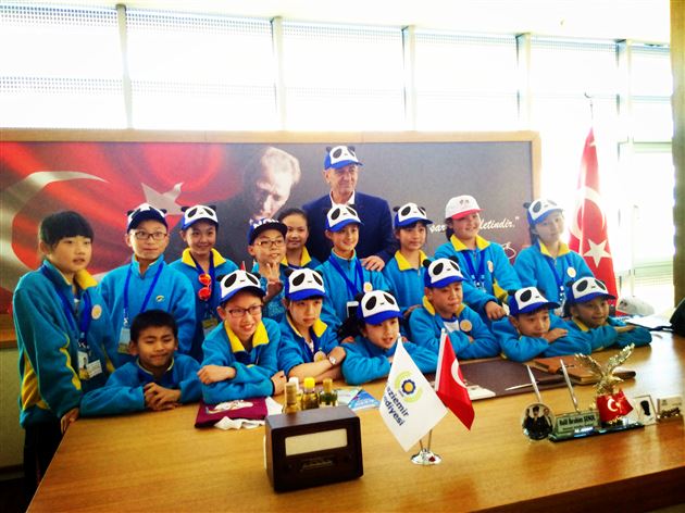 欢送仪式上区长亲笔签名并与小熊猫合影