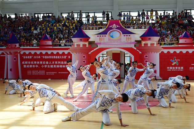 初二啦啦操班在开幕仪式上表演