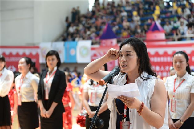 鲁敏老师代表裁判员在开幕仪式上宣誓