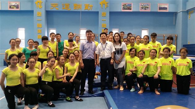 赛前姚校长陪同教育局汤科长为学生助威