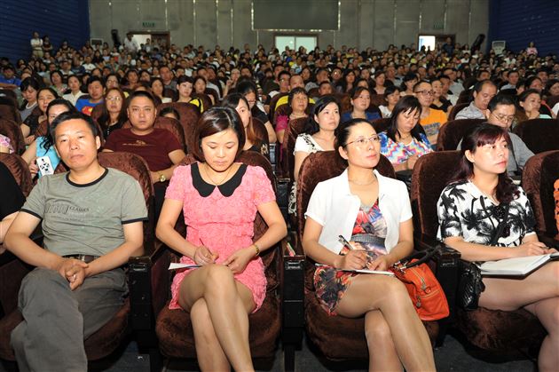 棠外举行初2013级考试政策解读家长会暨“如何激发孩子学习兴趣与动力”亲子教育报告会