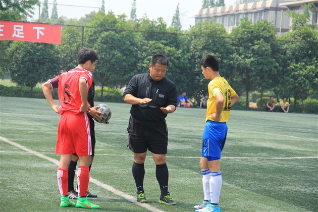 棠外男足代表双流县参加成都市中学生综合运动会男子足球比赛获冠军