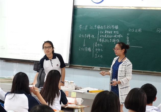 棠外教师刁婵娟、贾林献课成都市高中政治研培活动