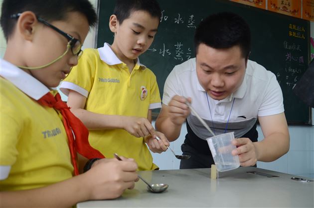 实践出真知——记棠外附小科技实习老师汇报课活动